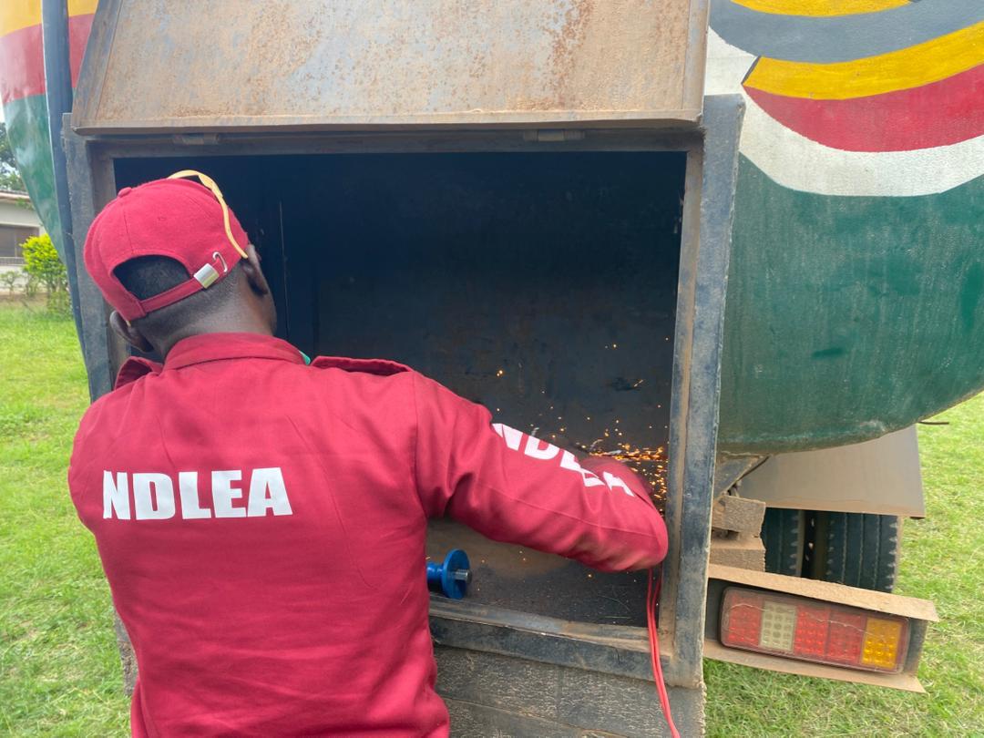 El empresario de té de hierbas detrás de los envíos de cocaína a Arabia Saudita fue arrestado en Lagos mientras los agentes interceptaban un camión cisterna cargado con drogas duras.